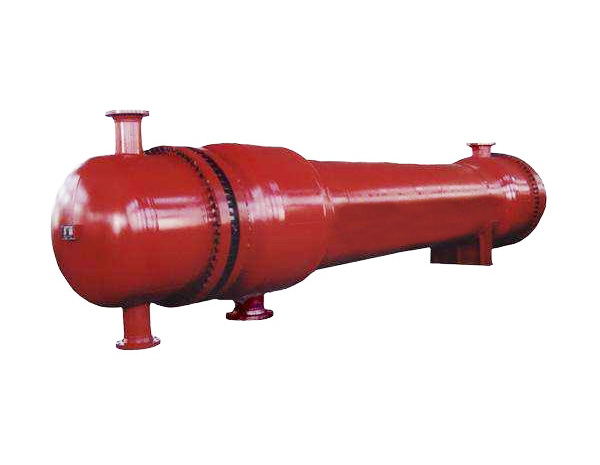 <b>浮頭式折流桿換熱器與冷凝器是一種新型高效的傳熱設備，具有防振性能強、流動(dòng)阻力小、不易結垢、傳熱性能好及表面溫度均勻等優(yōu)點(diǎn)。它不同于常用的弓形折流板換熱器，換熱管由桿系組成的折流圈支撐，從上下左右四個(gè)方位將管子固定。殼程流體平行于管束的軸向流動(dòng)，流動(dòng)阻力很小，一般是弓形板的1/7～1/9，因而可以提高殼程流速來(lái)增加殼程的湍流程度，從而強化傳熱。</b>