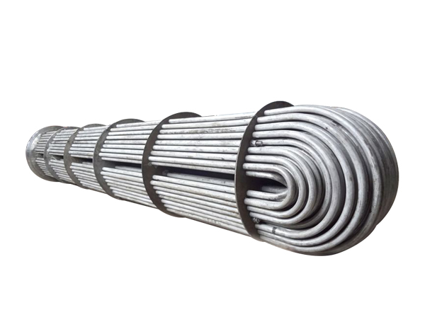 <b>U型管換熱器在換熱器中是唯一適用于高溫、高壓和高溫差的換熱器，特點(diǎn)如下： 1.以U型換熱管尾端的自由浮動(dòng)解決溫度差壓力，可用于高溫差，完全可以代替螺旋板換熱器； 2.只有一塊管板，加之法蘭的數量也少，故結構簡(jiǎn)單而且泄漏點(diǎn)少； 3.可以進(jìn)行抽芯清洗； 4.管板焊縫采用全自動(dòng)管板氬弧焊，美觀(guān)的同時(shí)保證質(zhì)量； 5.管程流速太高時(shí)，將會(huì )對U型彎管段產(chǎn)生嚴重的腐蝕，影</b>