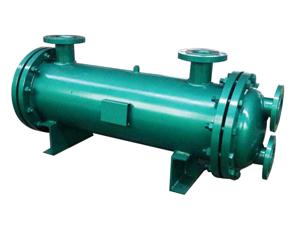 <b>管殼式換熱器又稱(chēng)為列管式換熱器。是以封閉在殼體中管束的壁面作為傳熱面的間壁式換熱器。這種換熱器可用各種結構材料（主要是金屬材料）制造，能在高溫、高壓下使用，結構簡(jiǎn)單、造價(jià)低、流通截面較寬、易于清洗水垢；但傳熱系數低、占地面積大。 管殼式換熱器有固定管板式汽-水換熱器、帶膨脹節管殼式汽-水換熱器、浮頭式汽-水換熱器、U形管殼式汽-水換熱器、波節</b>