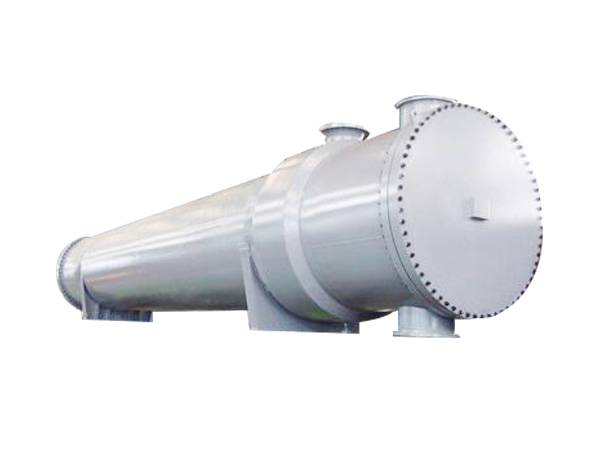 <b>目前，隨著(zhù)我國石油、化工、制藥、輕工業(yè)的蓬勃發(fā)展，各行業(yè)對冷凝設備的需求量越來(lái)越大，大型多效蒸發(fā)裝置隨著(zhù)處理量的增大對冷凝器的處理量要求也不斷增大，目前，國內現有的板式冷凝器已經(jīng)不能滿(mǎn)足特大型多效低溫板式蒸發(fā)裝置的配套需求，另外，管式冷凝器雖然可以做到很大的處理量，但是他的體積龐大、傳冷系數低、成本高，連清洗也不方便。</b>