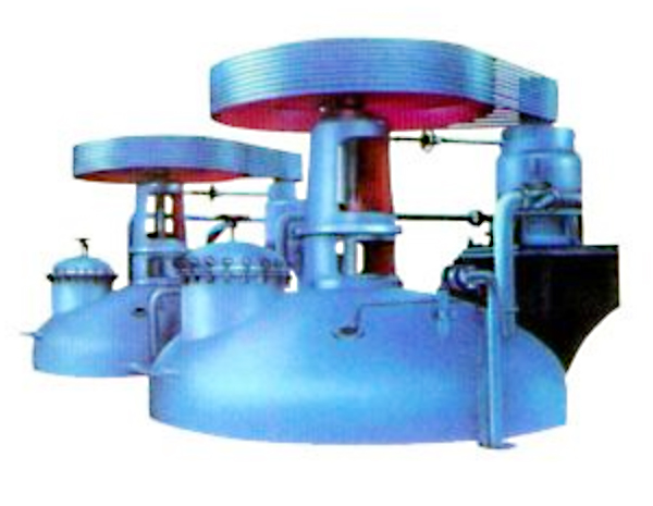 <b>我廠(chǎng)設計的 發(fā)酵罐 為標準式罐型，這種罐型當公稱(chēng)容積在6M3以下時(shí)罐采用夾套式。發(fā)酵氣的冷卻或加熱，均由夾套來(lái)完成。公稱(chēng)容積為6M3以上時(shí)，發(fā)酵氣的冷卻由立式排管來(lái)?yè)?，?/b>