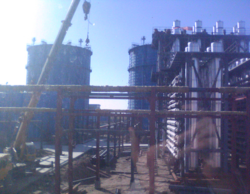 <b>我廠(chǎng)設計的甲酸鈉生產(chǎn)設備由造氣爐、蒸發(fā)器、中轉罐、反應罐等主要部件組成。該設備適用于年產(chǎn)1萬(wàn)噸-3萬(wàn)噸的企業(yè)。 適用于燃料、造紙、保險粉甲酸等行業(yè)。特殊規格可按用戶(hù)需求</b>